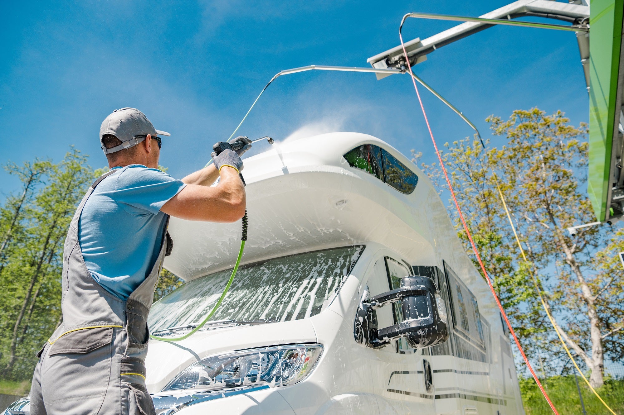 Reinigung wohnwagen und caravan mit shampoo